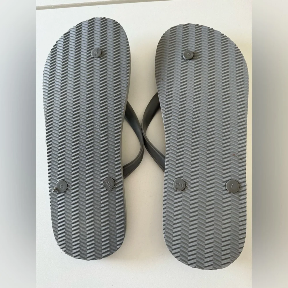 Old Navy Men’s Gray Rubber Texture Flip Flop Sandals Size 10/11
